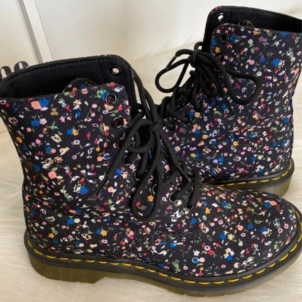 Dr Martens “Page” floral on black background size 7 (US)